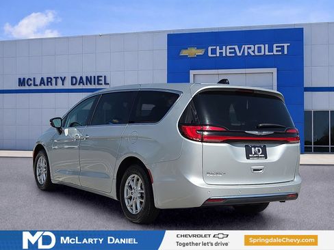 Used 2024 Chrysler Pacifica Touring-L FWD image 4