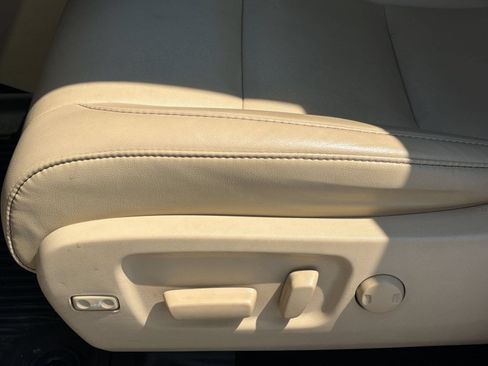 Used 2019 Toyota Highlander XLE FWD image 14