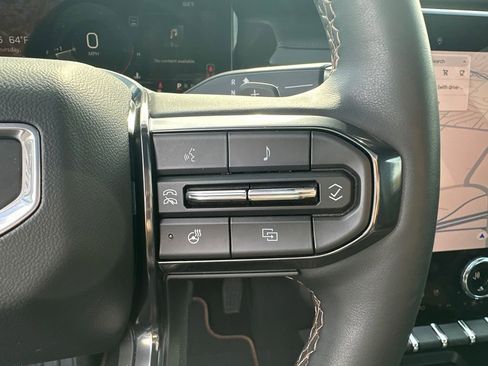 Used 2025 GMC Acadia AT4 w/ Luxury Package image 25