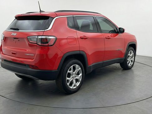 Used 2025 Jeep Compass Latitude image 9