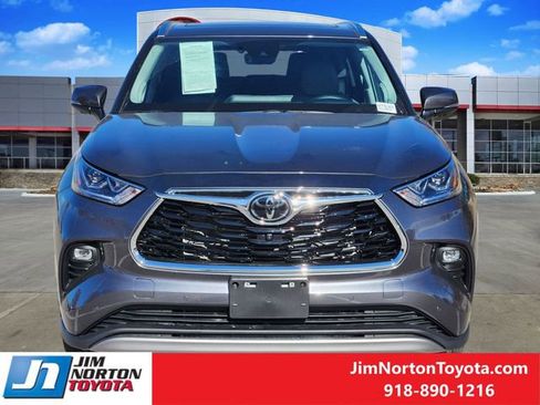 Used 2025 Toyota Highlander Platinum image 2