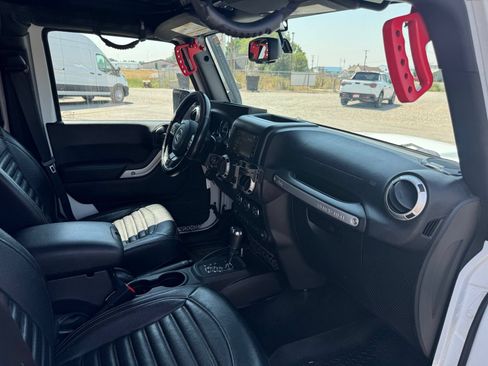 Used 2016 Jeep Wrangler Unlimited Rubicon w/ Connectivity Group AWD/4WD image 13