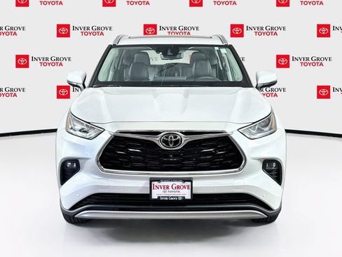 Used 2025 Toyota Highlander Platinum AWD/4WD image 2