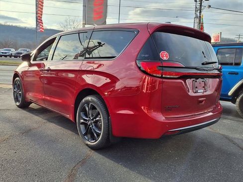 New 2026 Chrysler Pacifica Select AWD/4WD image 3