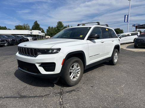 Used 2022 Jeep Grand Cherokee Laredo w/ Luxury Tech Group I AWD/4WD image 8
