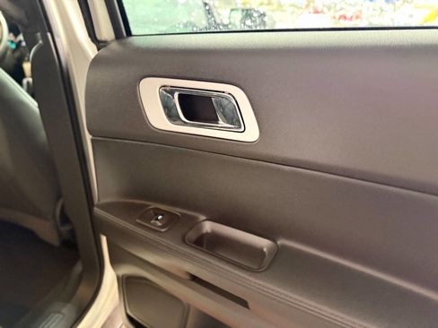 Used 2015 Ford Explorer XLT image 31