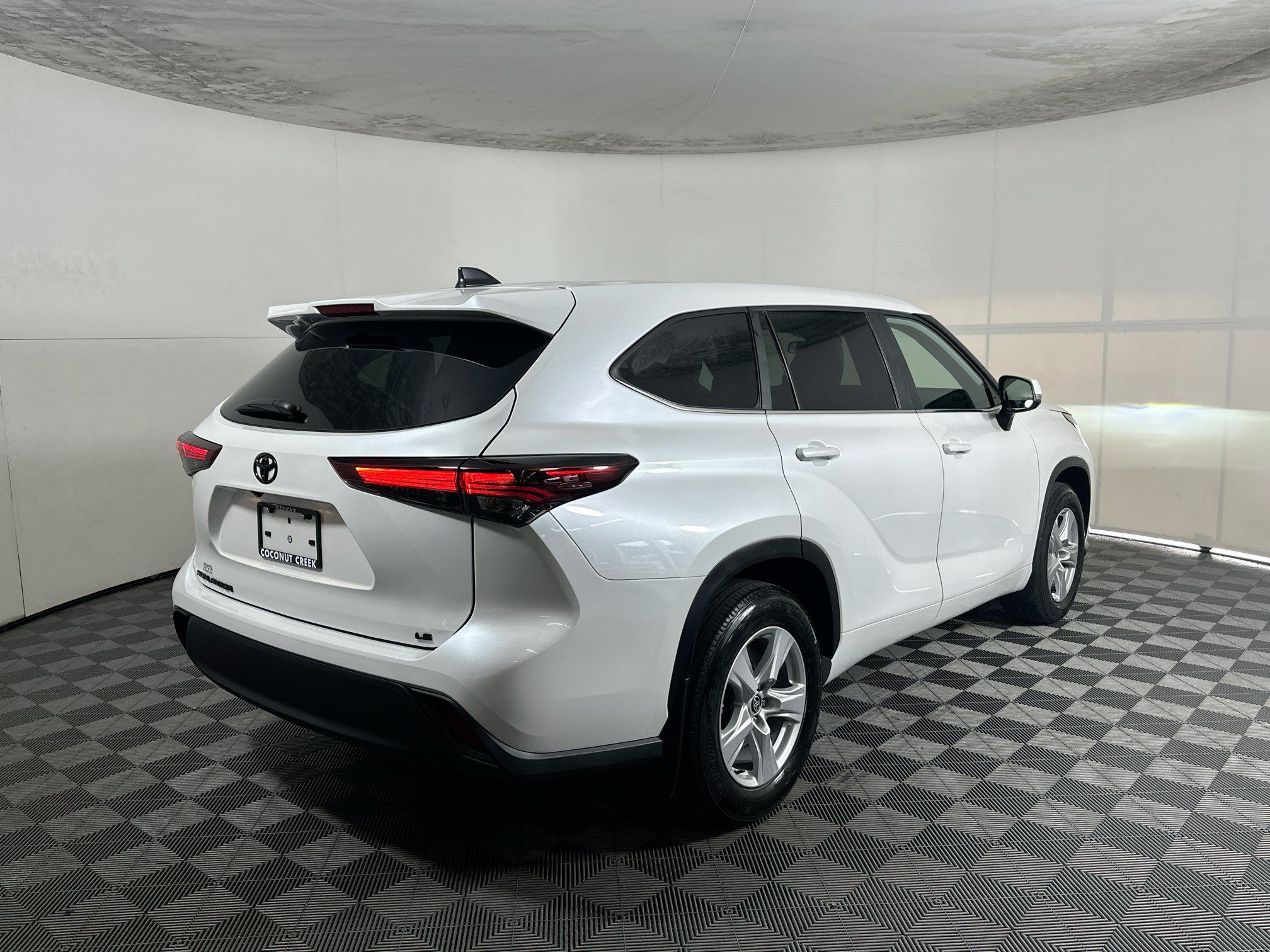 Used 2025 Toyota Highlander LE FWD image 3