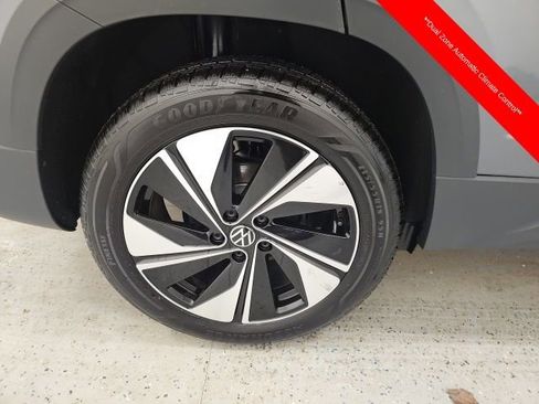 Used 2025 Volkswagen Taos SE image 7