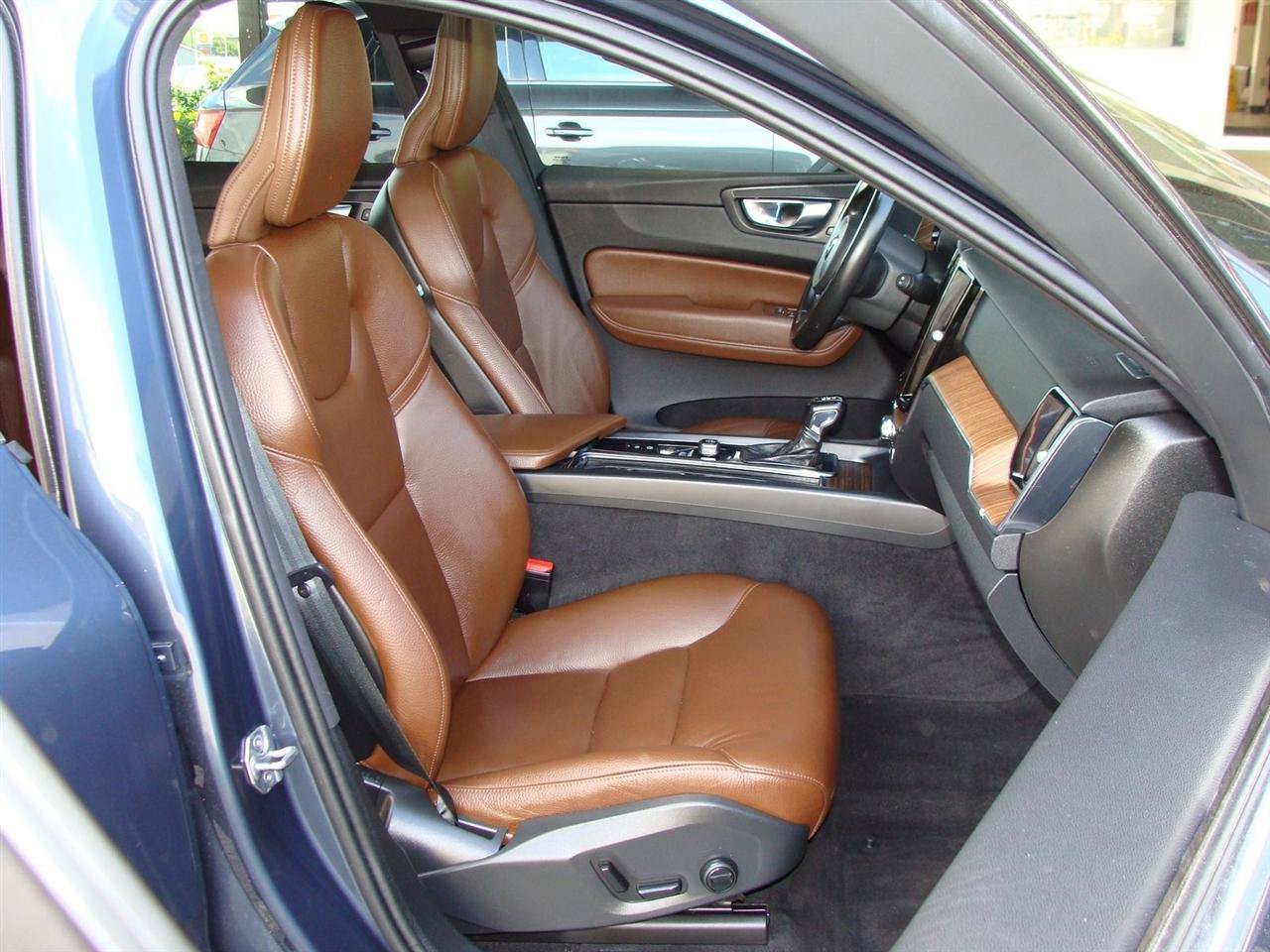 Used 2021 Volvo XC60 T5 Momentum w/ Premium Package AWD/4WD image 10