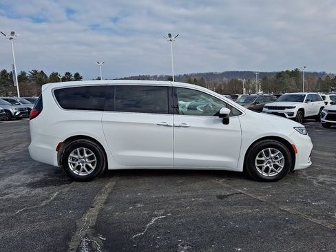 Certified 2023 Chrysler Pacifica Touring-L image 9