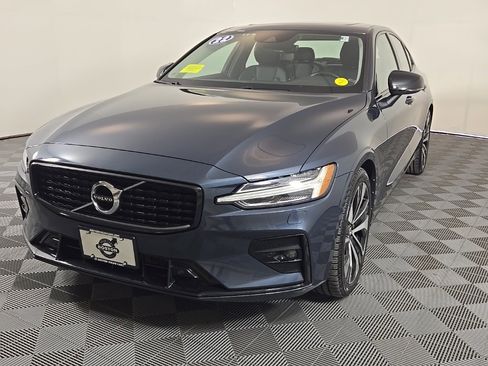 Certified 2022 Volvo S60 B5 Momentum w/ Premium Package image 4