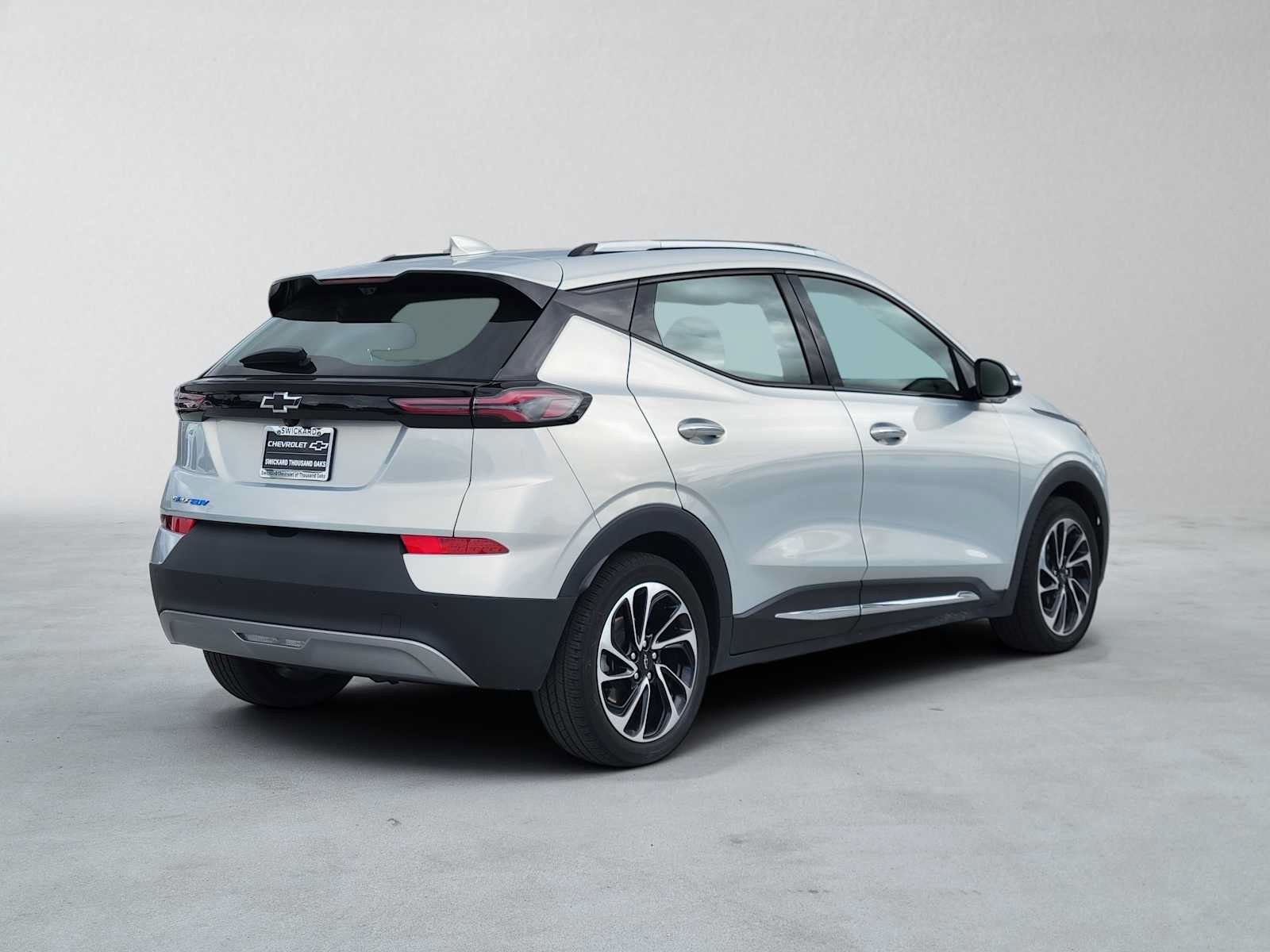 Used 2023 Chevrolet Bolt EUV Premier w/ Sun & Sound Package FWD image 3