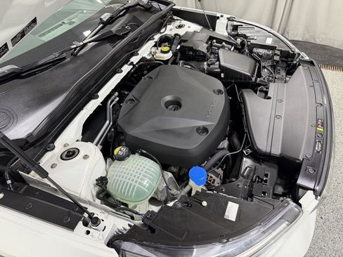 Used 2020 Volvo XC40 T5 Momentum w/ Premium Package image 26