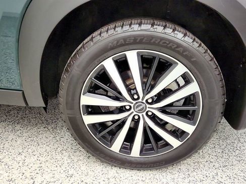 Used 2023 Nissan Pathfinder Platinum w/ Black Appearance Package image 9