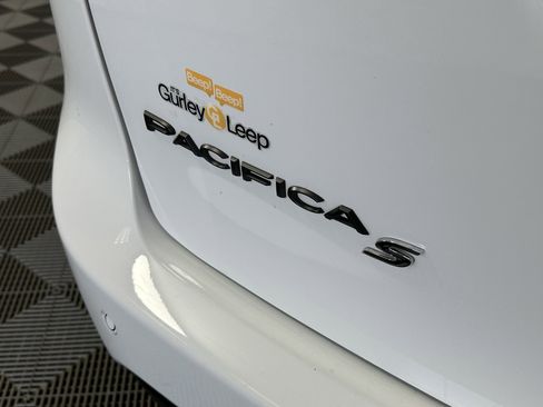 Used 2025 Chrysler Pacifica Limited image 17