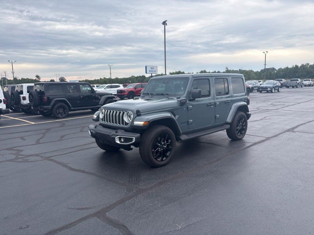 Used 2025 Jeep Wrangler Unlimited Sahara AWD/4WD image 5