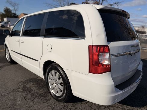 Used 2015 Chrysler Town & Country Touring image 3