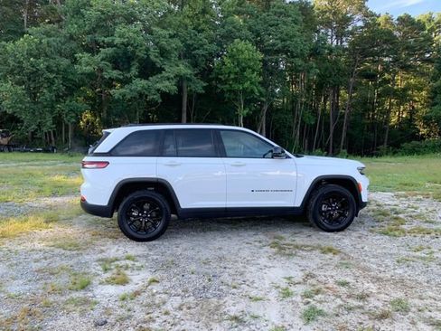 Used 2025 Jeep Grand Cherokee Altitude AWD/4WD image 10