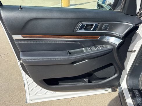 Used 2018 Ford Explorer Limited image 12