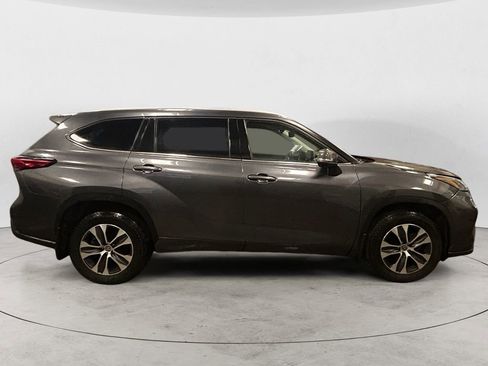 Used 2022 Toyota Highlander XLE image 6