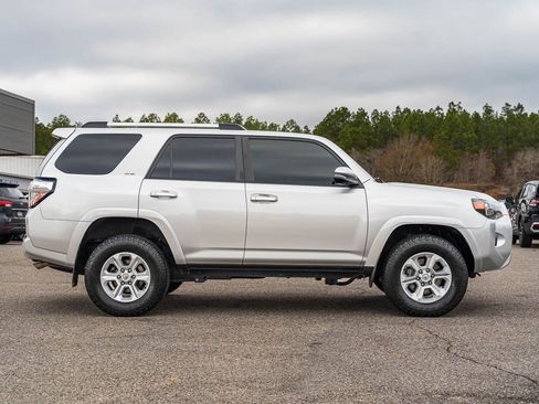 Used 2022 Toyota 4Runner SR5 Premium image 8