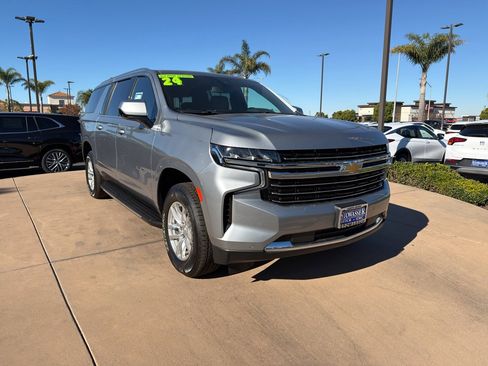 Used 2024 Chevrolet Suburban LT image 3
