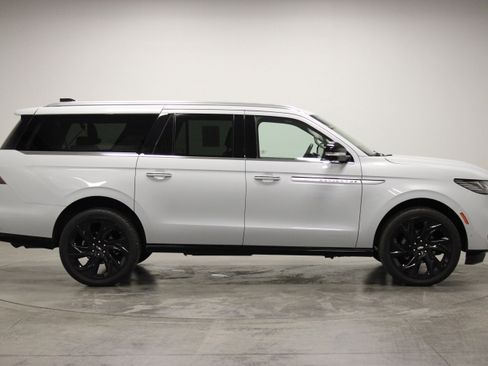 Used 2025 Lincoln Navigator L Reserve AWD/4WD image 9