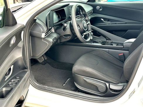 Used 2025 Hyundai Elantra Blue image 13