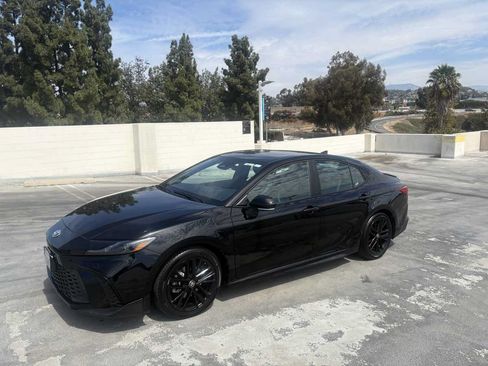 Used 2025 Toyota Camry SE FWD image 3