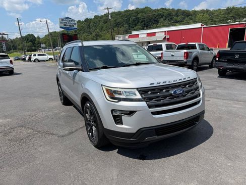 Used 2019 Ford Explorer XLT w/ Equipment Group 202A AWD/4WD image 3