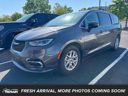 Used 2023 Chrysler Pacifica Touring-L FWD image 1