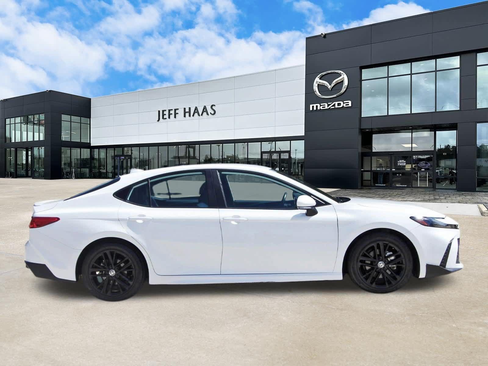Used 2025 Toyota Camry SE FWD image 5