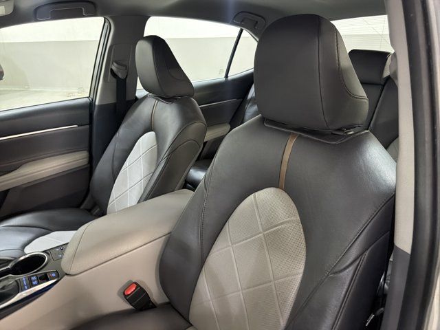 Used 2018 Toyota Camry XLE FWD image 13