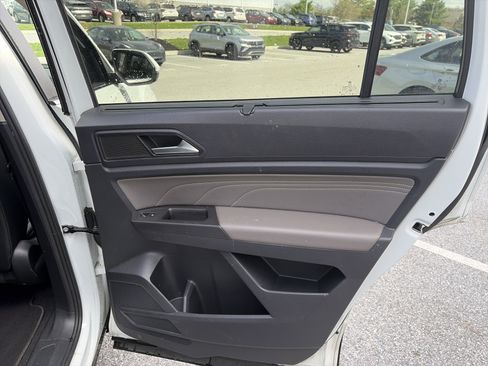 Used 2023 Volkswagen Atlas SE image 24