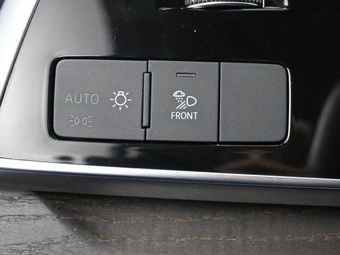 Used 2023 Audi Q8 Premium image 16