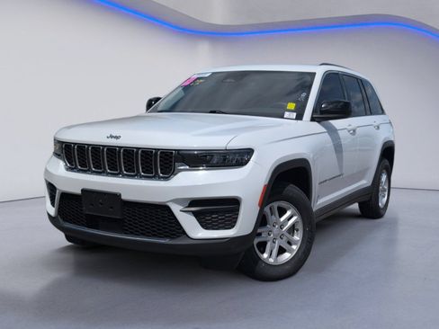 Used 2023 Jeep Grand Cherokee Laredo RWD image 2