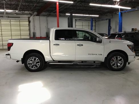 Used 2020 Nissan Titan SL w/ Moonroof Package image 4