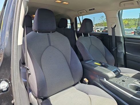 Used 2023 Toyota Highlander L FWD image 13