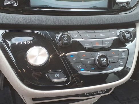 Used 2024 Chrysler Pacifica Touring-L image 12