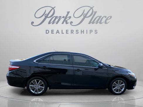 Used 2017 Toyota Camry SE w/ Moonroof Package FWD image 7