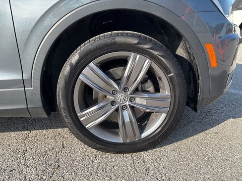 Used 2020 Volkswagen Tiguan SEL AWD/4WD image 36