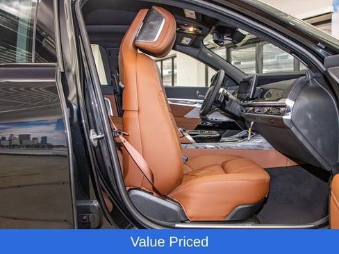 Used 2025 BMW 750e xDrive w/ Premium Package AWD/4WD image 22