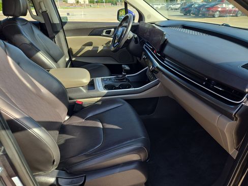 Used 2025 Kia Carnival FWD image 31