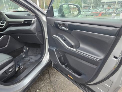 Certified 2024 Toyota Highlander LE image 12