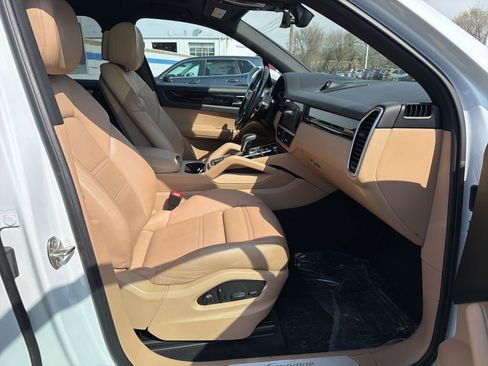 Used 2022 Porsche Cayenne Platinum Edition image 25