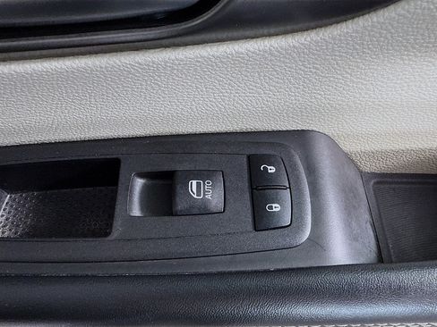 Used 2023 Chrysler Pacifica Touring-L image 29