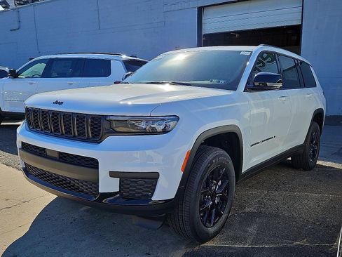 New 2025 Jeep Grand Cherokee L Altitude image 3