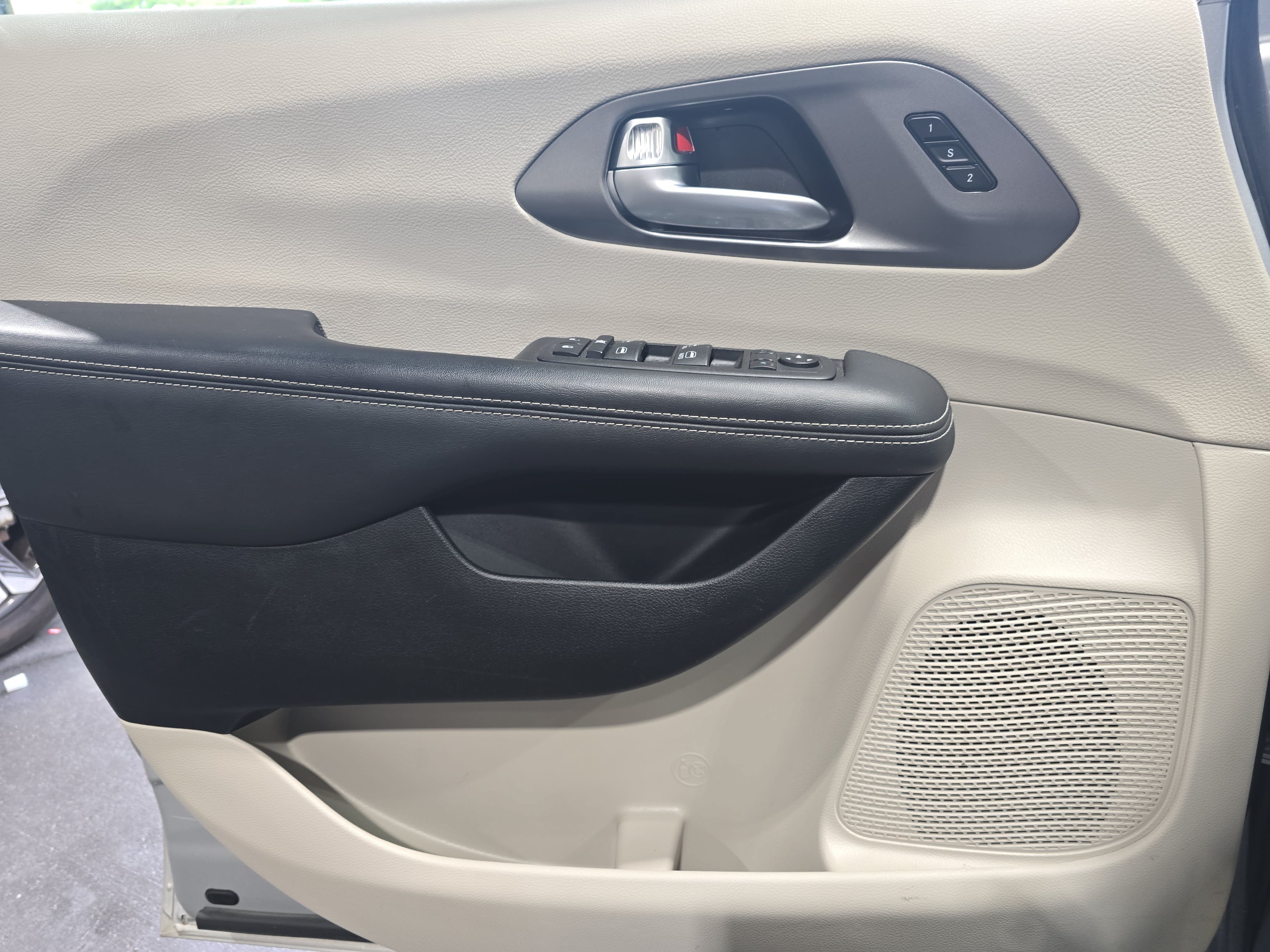 Used 2024 Chrysler Pacifica Touring-L FWD image 27