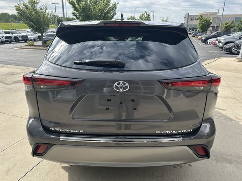 Used 2024 Toyota Highlander Platinum AWD/4WD image 8