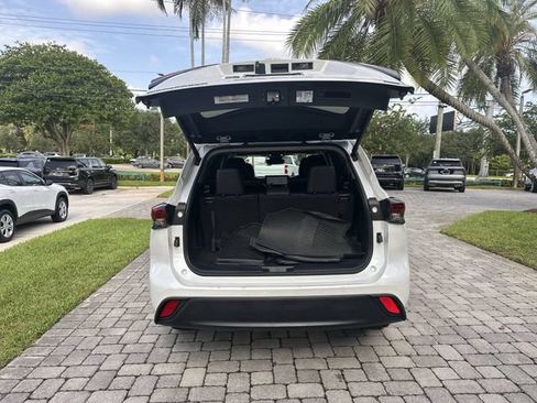 Used 2024 Toyota Highlander XLE FWD image 28
